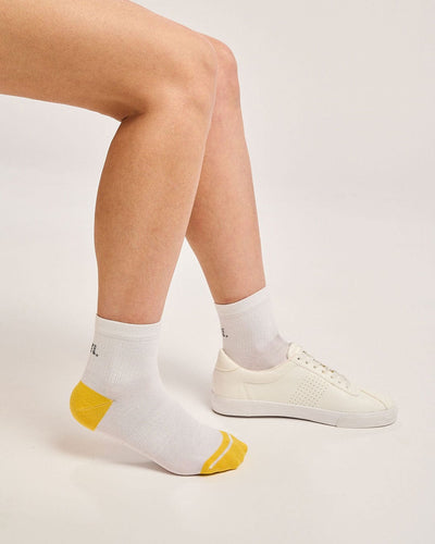 Sustainable white sport socks. Ecofriendly white athletic socks