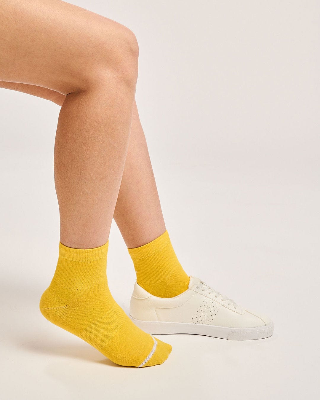 Ecofriendly yellow cycling socks. Seamless toe sport socks
