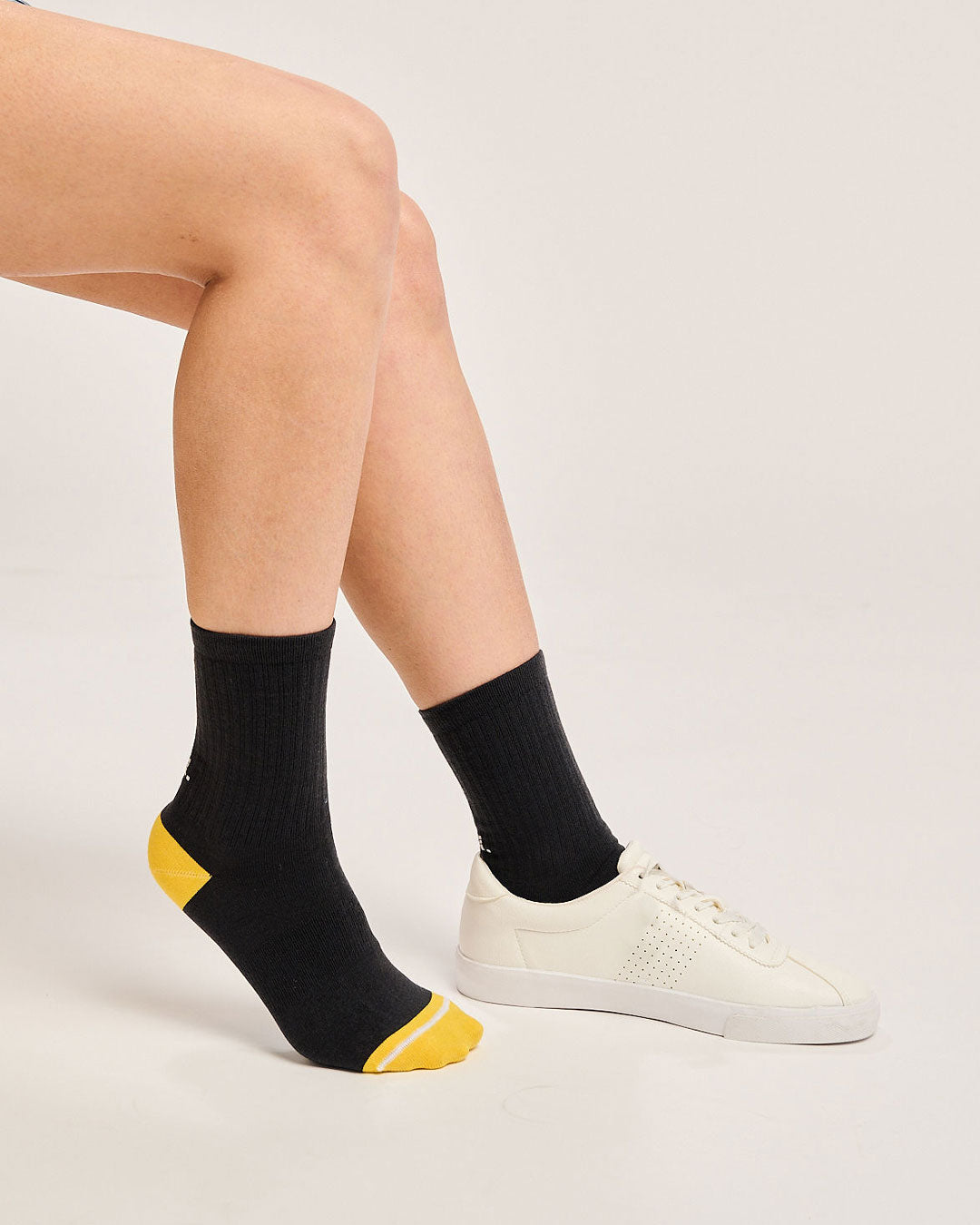 Black athletic ribbed socks. Sustainable socks with seamless toes