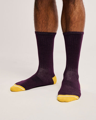 Ribbed athletic socks with arch support. Seamless toe socks