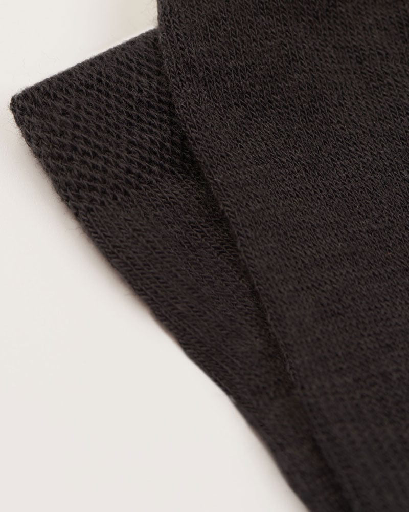Sustainable black running socks. Socks with arch support