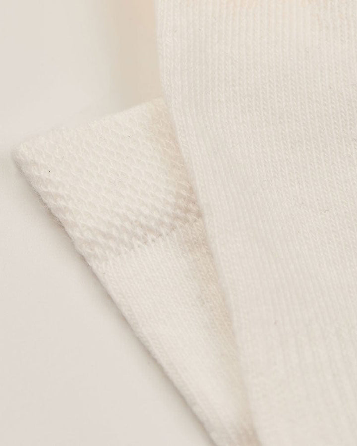 Ecofriendly white trainer socks. Sustainable sport and gym socks 